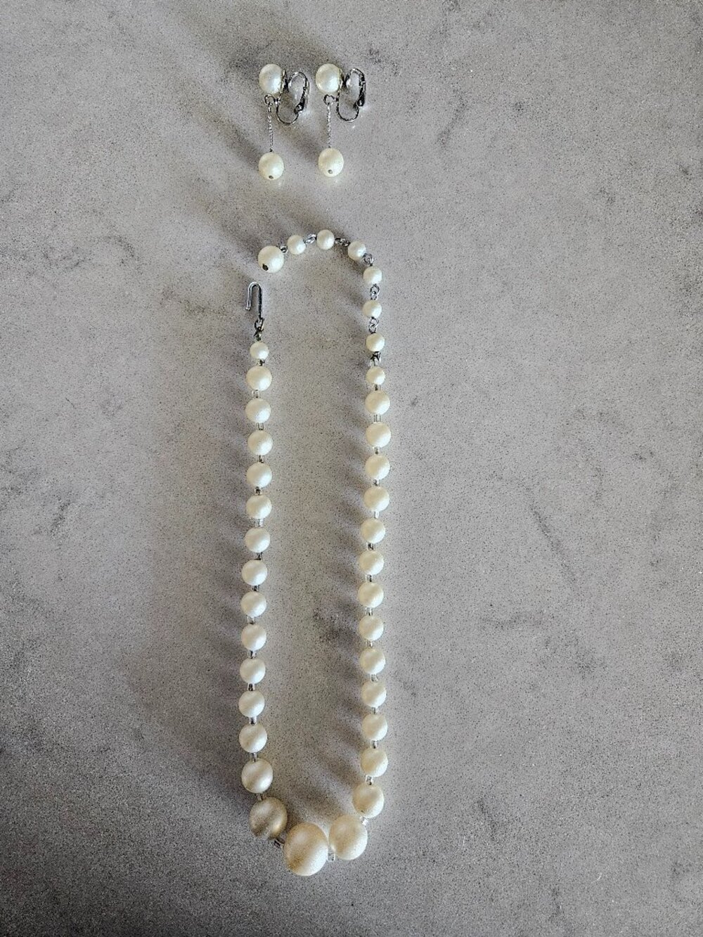 VINTAGE SET OF GRADUATED PEARL NECKLACE & MATCHING DOUBLE PEARL DANGLE EARRINGS